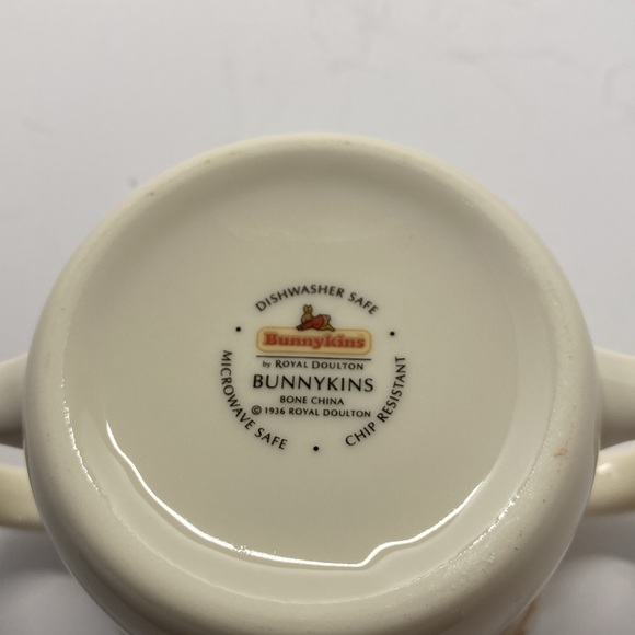 Vintage Bunnykins child’s two handled mug by Royal Doulton. - Picture 4 of 10